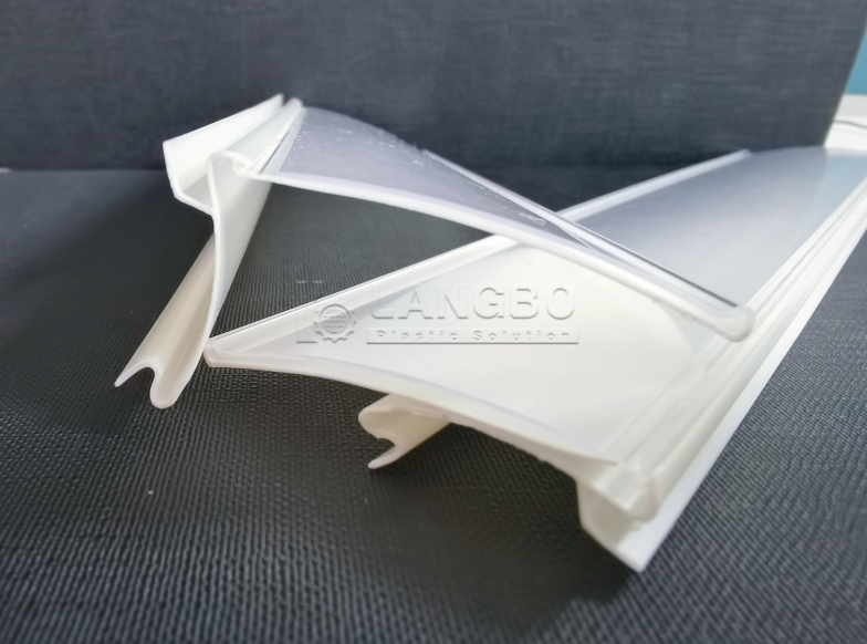 กรณี บริษัท ล่าสุดเกี่ยวกับ สายการอัดรีดผู้ถือป้ายราคา PVC ที่มีประสิทธิภาพรองรับตลาดค้าปลีกรัสเซีย