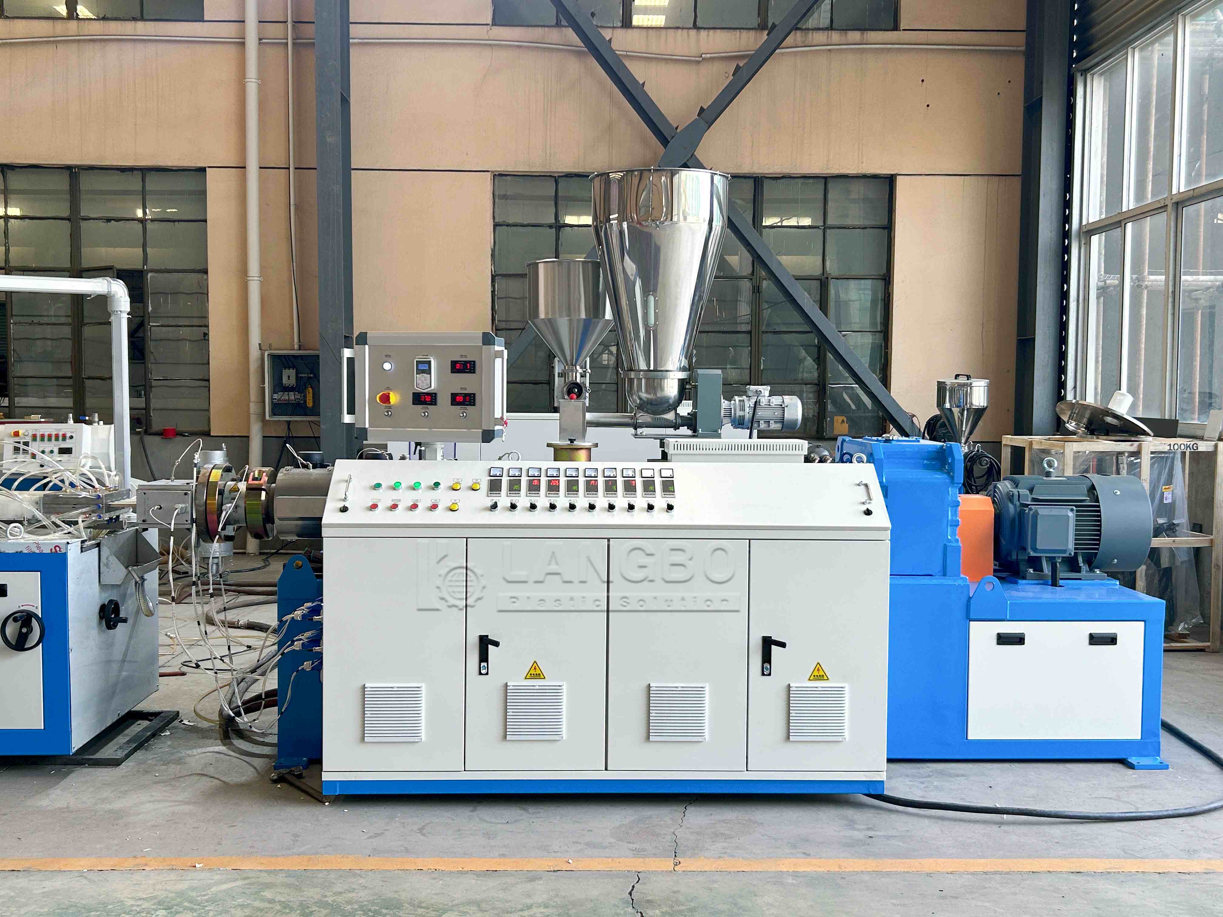 กรณี บริษัท ล่าสุดเกี่ยวกับ สายการผลิต Extrusion Profile แบบสกรูเดี่ยวสำหรับแผงรอบสำหรับการผลิตโปรไฟล์ตกแต่ง PVC ในอียิปต์