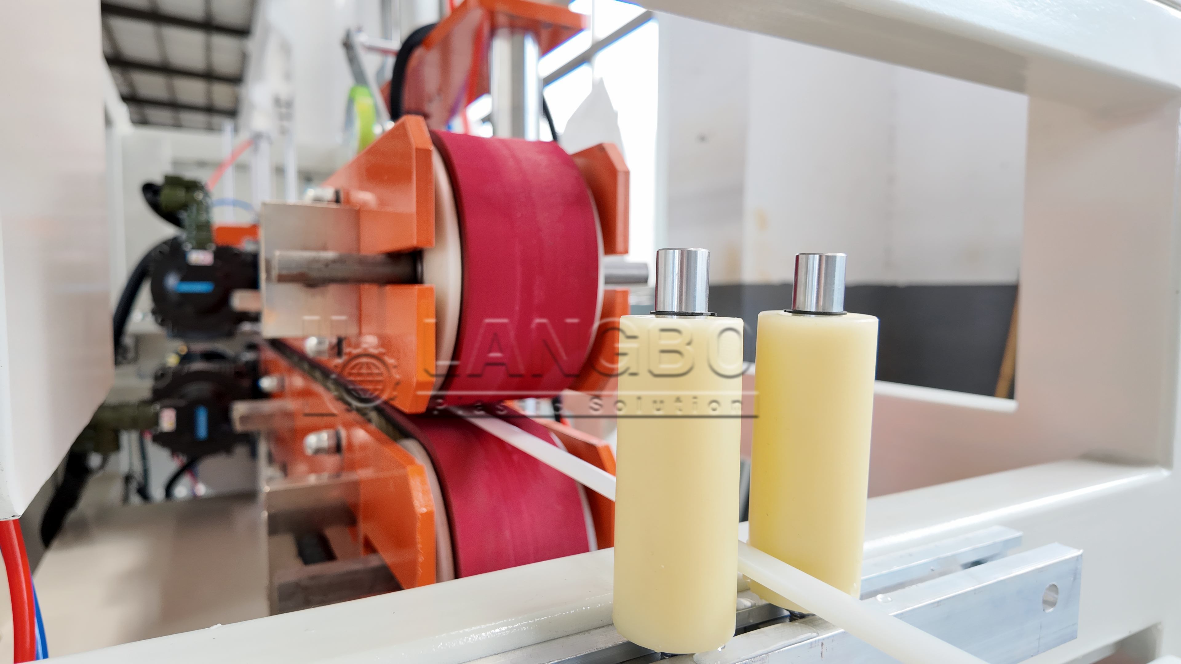 กรณี บริษัท ล่าสุดเกี่ยวกับ Stable PC Light Tube Manufacturing Achieved with Extrusion Line in Israel LED Industry