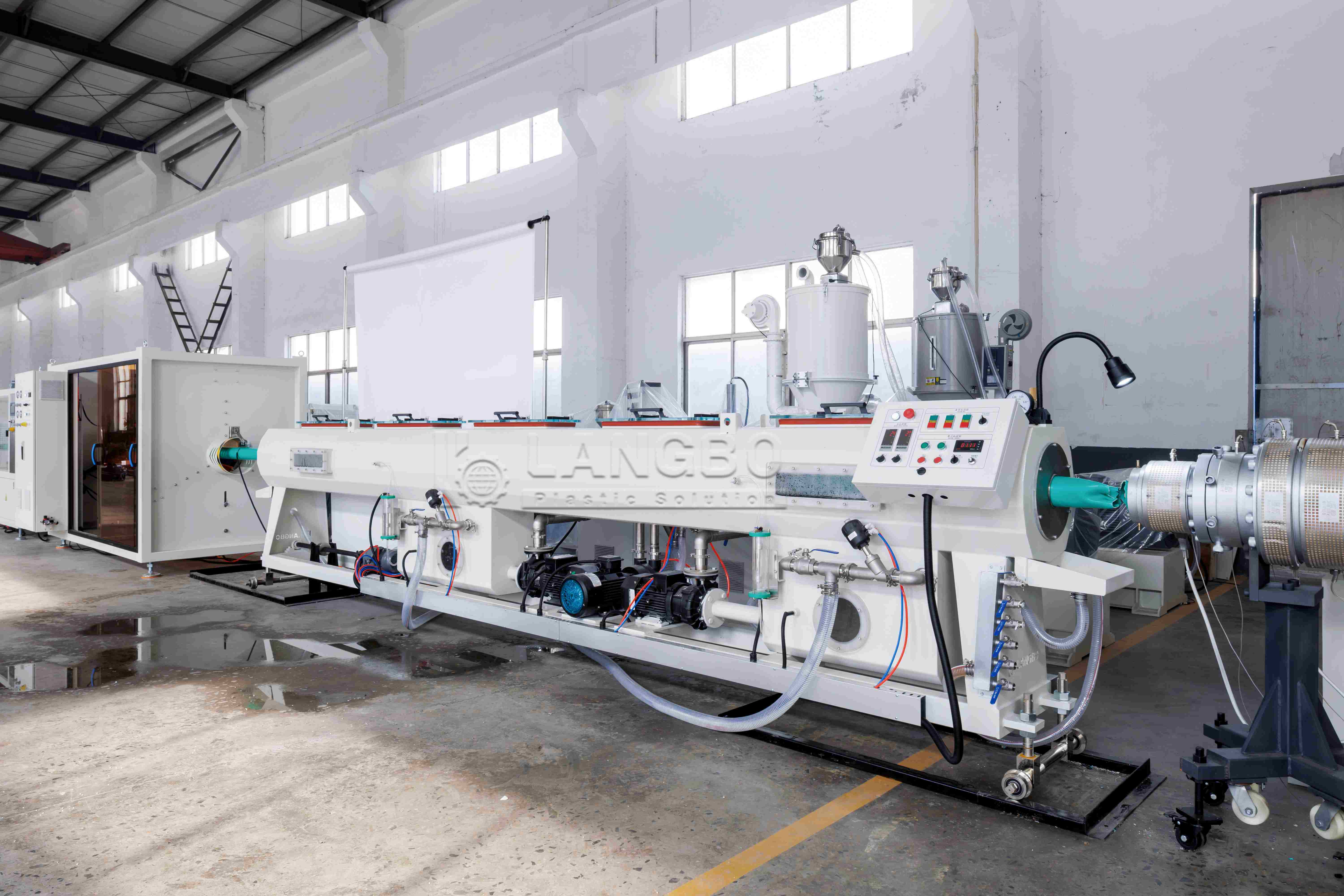 กรณี บริษัท ล่าสุดเกี่ยวกับ สายการอัดรีดท่อ PVC ABA ขนาด 68–160 มม. สำหรับการผลิตท่อโครงสร้างพื้นฐานในสหราชอาณาจักร
