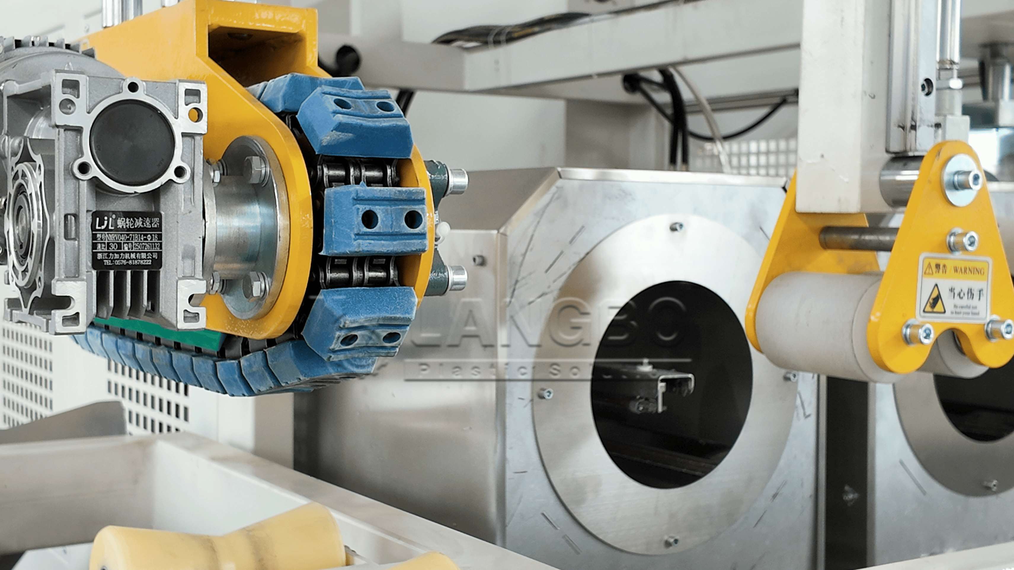 กรณี บริษัท ล่าสุดเกี่ยวกับ เครื่องบล็อคพีวีซี (PVC Belling Machine) ที่บูรณาการกับสายบดท่อ PVC ABA สําหรับการผลิตท่อในพื้นฐานของสหราชอาณาจักร
