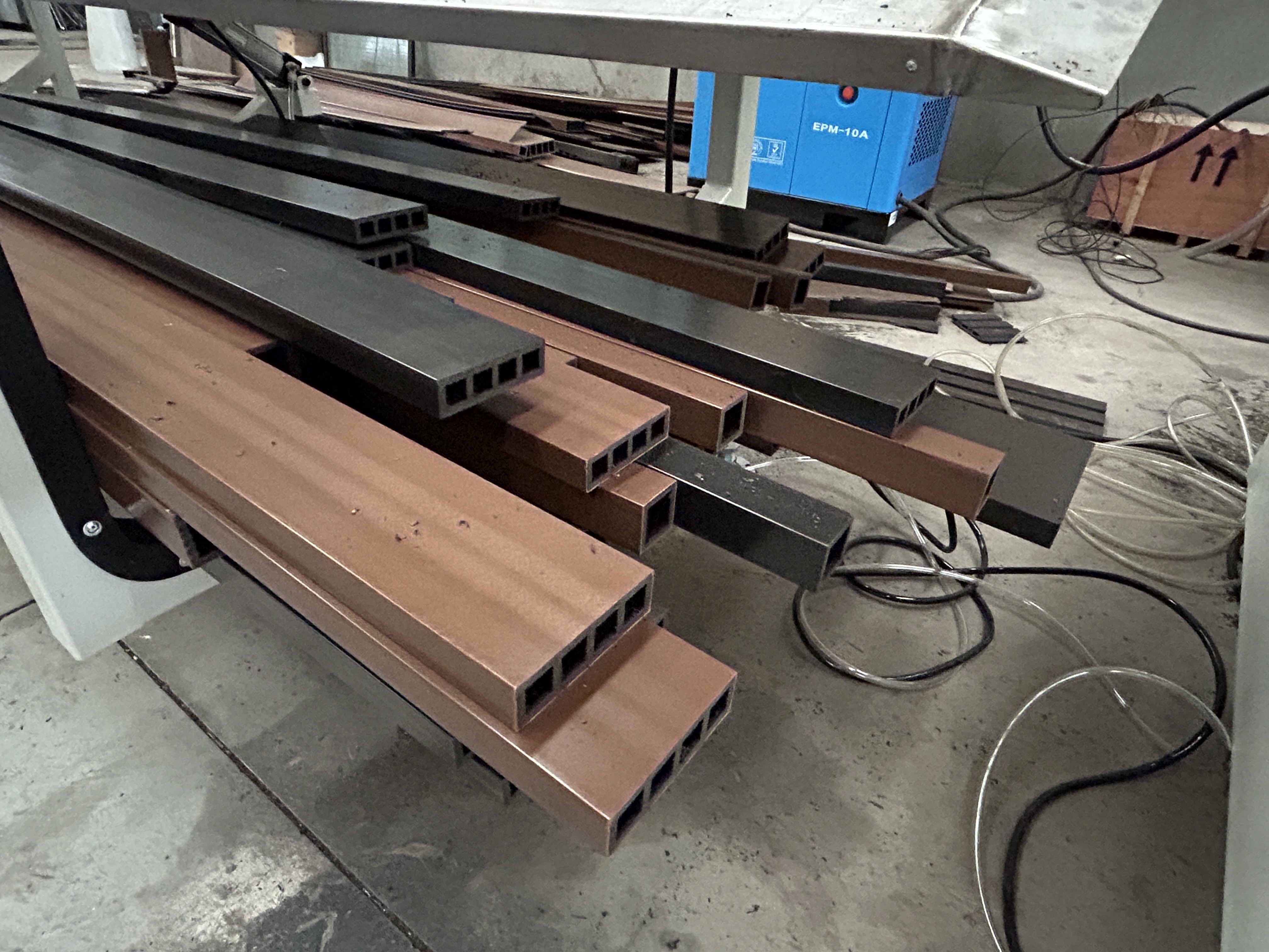 กรณี บริษัท ล่าสุดเกี่ยวกับ Building a WPC Decking Manufacturing Solution for Outdoor Flooring Applications in Romania