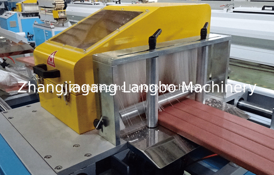 คุณภาพ  Embossed WPC Outdoor Profile Extrusion Line 400KG/H 75KW โรงงาน