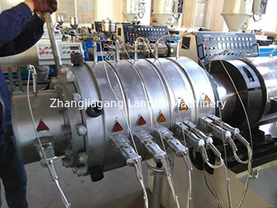 สายการอัดรีดท่อร้อยสายไฟฟ้า PVC ขนาด 55KW ความเร็วสูง 20 - 110 มม