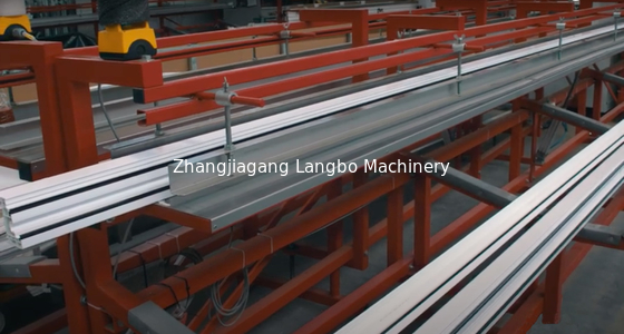 เครื่องผลิตโปรไฟล์หน้าต่าง PVC ที่มีความทันสมัย
