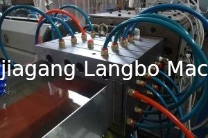 สายการอัดรีด WPC Outdoor Profile แบบนูน 400KG / H 75KW