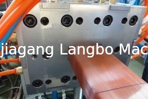 สายการอัดรีด WPC Outdoor Profile แบบนูน 400KG / H 75KW