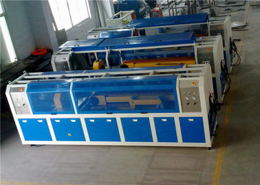 350KG / H ความเร็วผลิตภัณฑ์ WPC Wall Panel Machine, PLC Control WPC Profile Production Line