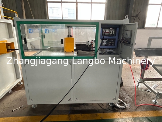 สายการอัดรีดโปรไฟล์กระดานข้างก้น Pvc ขนาด 22kw สกรูคู่ยาว 8 เมตร