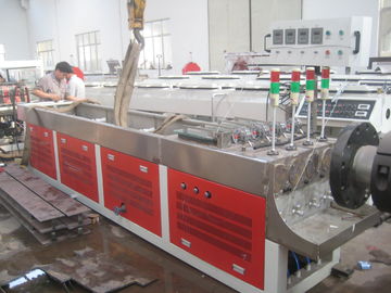 เครื่องผลิตท่อพีวีซีสี่เส้นที่ทนทาน 250KG / H / 350KG / H ความจุ Double Screw