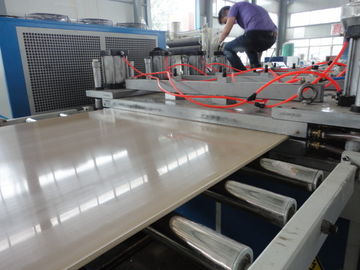 สายการผลิตแผ่นเพดาน PVC เครื่องบดอัตโนมัติ สําหรับการผลิตแผ่นพลาสติก