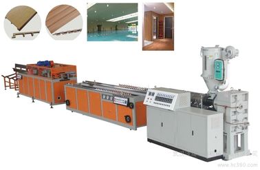 สายการผลิต Extrusion ที่ใช้งานง่ายของ WPC ที่ใช้งานง่ายการใช้พลังงานต่ำ