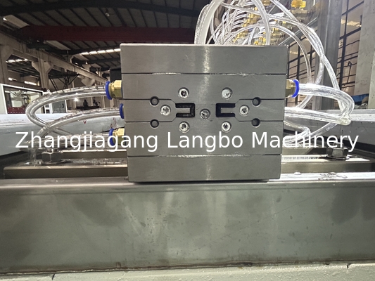 สายการผลิตโปรไฟล์ PVC ซุปเปอร์มาร์เก็ตสีดํา สายการผลิตโปรไฟล์ extruder screw ตัวเดียว