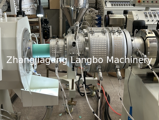 CE ISO ท่อพีวีซี Extrusion Line เส้นผ่านศูนย์กลางท่อ 16 - 630 มม. 22-160KW กำลังของเครื่องอัดรีด