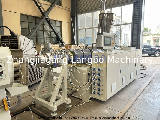 CE ISO ท่อพีวีซี Extrusion Line เส้นผ่านศูนย์กลางท่อ 16 - 630 มม. 22-160KW กำลังของเครื่องอัดรีด