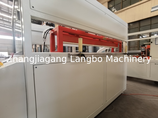 PVC หน้าต่างโปรไฟล์ extrusion สายการผลิตเครื่อง extruding เครื่อง 1200mm PVC ผนังเพดาน สายการผลิตกับเครื่องมือการจัดการอัตโนมัติ