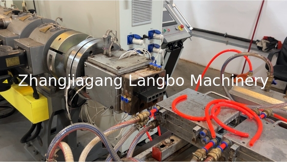 PVC WPC โคนิก Twin Double Screw Extruder Line สําหรับโปรไฟลพลาสติก