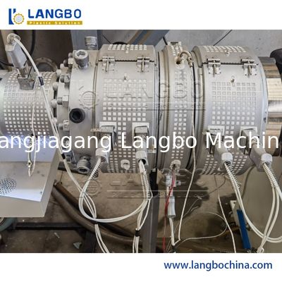 เครื่องจักรพลาสติก PVC ทำท่อน้ำ เครื่องรีดท่อพร้อมระบบควบคุมอัตโนมัติ