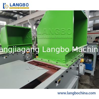 เครื่องบดขวด PET พลาสติกสำหรับอุตสาหกรรม สำหรับรีไซเคิลยางรถยนต์ พาเลทไม้ และยาง