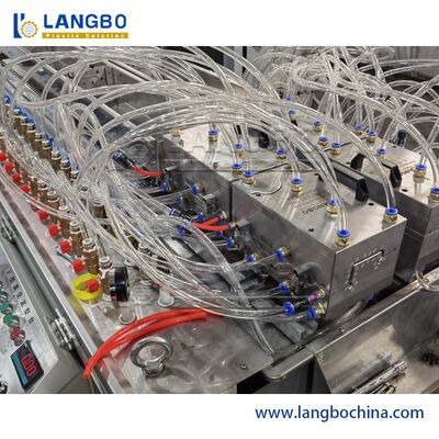 สายการผลิต Extrusion Profile PVC ขนาดใหญ่ 300MM ขนาดโปรไฟล์ 250KG / H กำลังการผลิต