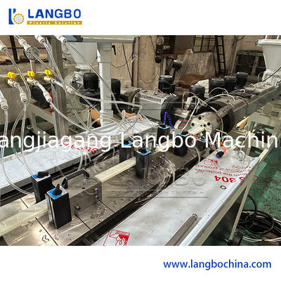 150KG / H พีวีซีโปรไฟล์ Extrusion Line พร้อม Plc Touch Screen Control ประหยัดพลังงาน