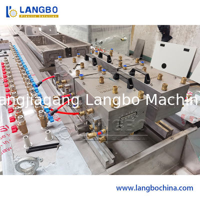 150KG / H พีวีซีโปรไฟล์ Extrusion Line พร้อม Plc Touch Screen Control ประหยัดพลังงาน