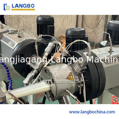 สายการผลิตพลาสติกราคา Strip Extrusion PVC Profile Extruder เครื่องทําเครื่องถือราคา PVC