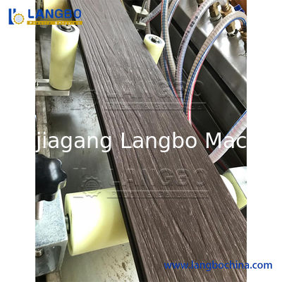 สายการผลิต Extrusion ของ CE WPC ขนาด 100 - 150KG / H กำลังการผลิตสูง