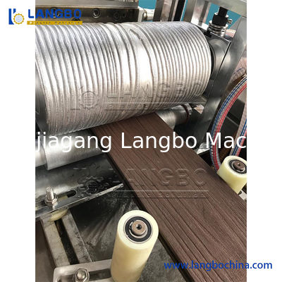 55/110 โคนิค Twin Screw Extruder WPC Profile Extrusion Line ขนาดโปรไฟล์ 1180MM และพลังงานมอเตอร์ 22KW