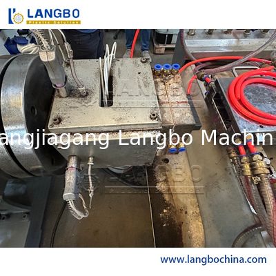 สายการผลิต Extrusion ของ CE WPC ขนาด 100 - 150KG / H กำลังการผลิตสูง