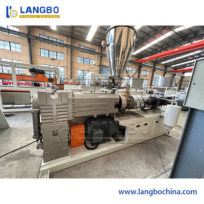 สายการผลิตแผ่นผนัง WPC พิเศษพร้อมเครื่องอัดรีดสกรูคู่ทรงกรวย