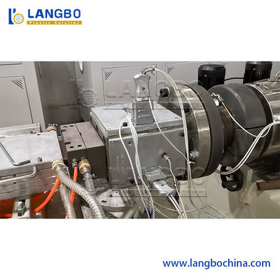 350KG / H ความเร็วผลิตภัณฑ์ WPC Wall Panel Machine, PLC Control WPC Profile Production Line