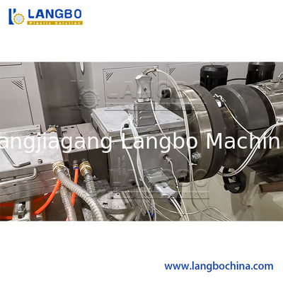 สายการผลิต Extrusion Line ทางสถาปัตยกรรม WPC ขนาด 240 มม. ขนาดผลิตภัณฑ์ 37 กิโลวัตต์มอเตอร์