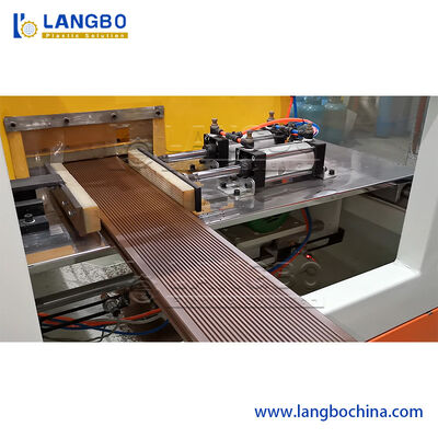 350KG / H ความเร็วผลิตภัณฑ์ WPC Wall Panel Machine, PLC Control WPC Profile Production Line