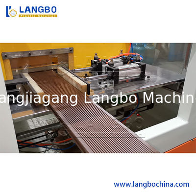 สายการผลิต Extrusion Line ทางสถาปัตยกรรม WPC ขนาด 240 มม. ขนาดผลิตภัณฑ์ 37 กิโลวัตต์มอเตอร์