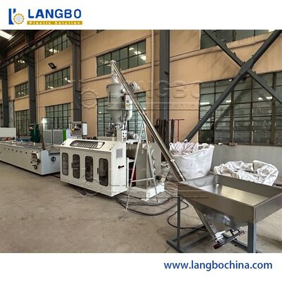 350KG / H ความเร็วผลิตภัณฑ์ WPC Wall Panel Machine, PLC Control WPC Profile Production Line