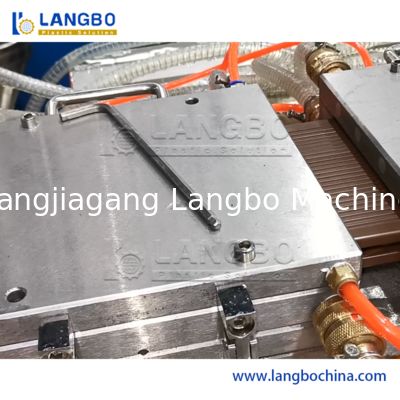 สายการผลิต Extrusion ที่ใช้งานง่ายของ WPC ที่ใช้งานง่ายการใช้พลังงานต่ำ