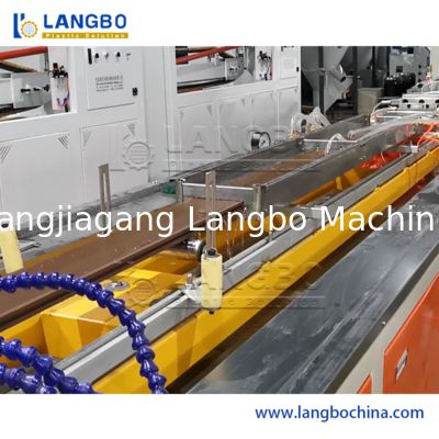 สายการผลิต Extrusion Line ทางสถาปัตยกรรม WPC ขนาด 240 มม. ขนาดผลิตภัณฑ์ 37 กิโลวัตต์มอเตอร์