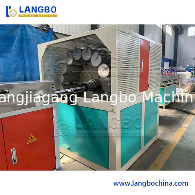 สายการผลิตท่อที่เสริมเหล็กด้วยเส้นใย PVC ที่มีผลิตสูง เครื่องผลิตท่อสวนที่กระจายกระจายพลาสติก