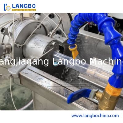 สายการผลิตท่อที่เสริมเหล็กด้วยเส้นใย PVC ที่มีผลิตสูง เครื่องผลิตท่อสวนที่กระจายกระจายพลาสติก