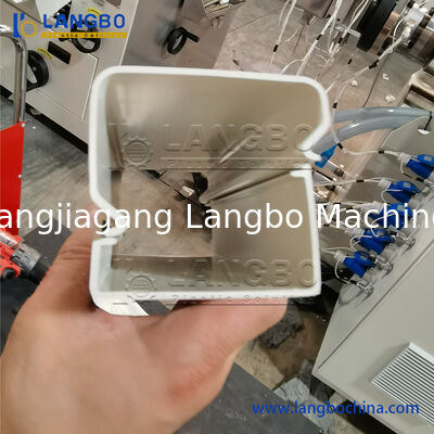 55/110 โคนิค Twin Screw Extruder PVC Profile Extrusion Line สําหรับ 1180 มิลลิเมตร คาเบิ้ลทรูม ด้วยพลังงานมอเตอร์ 22KW