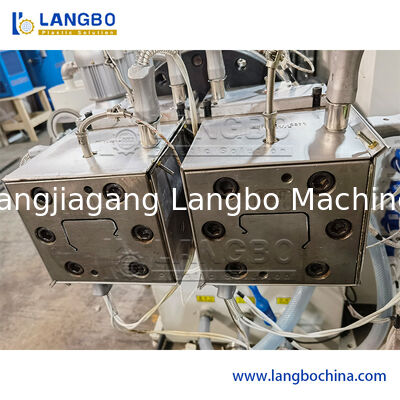 55/110 โคนิค Twin Screw Extruder PVC Profile Extrusion Line สําหรับ 1180 มิลลิเมตร คาเบิ้ลทรูม ด้วยพลังงานมอเตอร์ 22KW