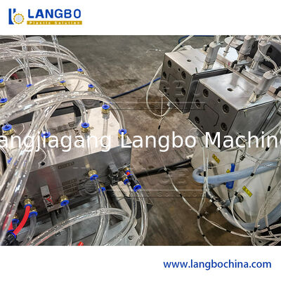 เครื่องอัดรีดสกรูคู่แบบกรวย 55/110 สำหรับสายการผลิตโปรไฟล์ PVC สำหรับรางสายเคเบิลขนาด 1180 มม. พร้อมกำลังมอเตอร์ 22KW