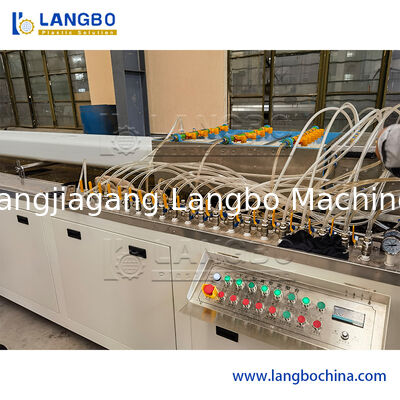 สายการผลิตการอัดขึ้นรูปสำหรับโปรไฟล์ตกแต่งประตู พื้น PVC PE PP WPC