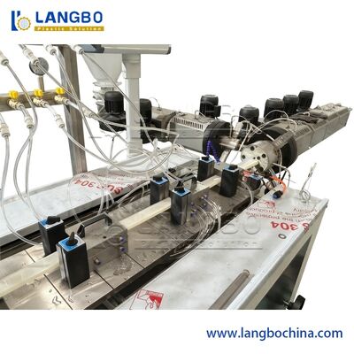 เครื่องทำโปรไฟล์ป้ายราคาพีวีซีพลาสติกสำหรับซูเปอร์มาร์เก็ต/เครื่องอัดรีดโปรไฟล์ชั้นวางป้ายราคาพีวีซี