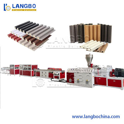 แผ่นผนังลายไม้ WPC ใยไม้ไผ่ถ่าน PVC สำหรับเครื่องทำผนังภายในบ้าน