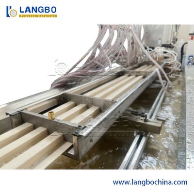 แผ่นผนังลายไม้ WPC ใยไม้ไผ่ถ่าน PVC สำหรับเครื่องทำผนังภายในบ้าน