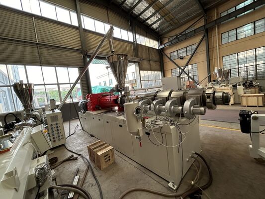 เครื่องทำท่อ UPVC พลาสติก SJSZ92/188 Extruder ขนาด 180-710 มม.