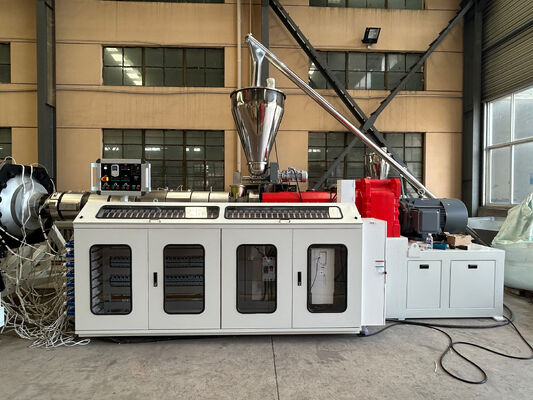 เครื่องจักรผลิตท่อ UPVC พลาสติกขนาดใหญ่เส้นผ่านศูนย์กลาง 400-710 มม. จากโรงงานในประเทศจีน