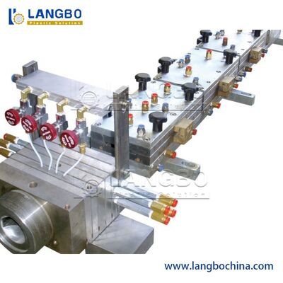 WPC Decking Line ผ่าตัด, การปรับขนาด, การสกัดสลักสําหรับแผ่นแผ่นกลางแจ้ง